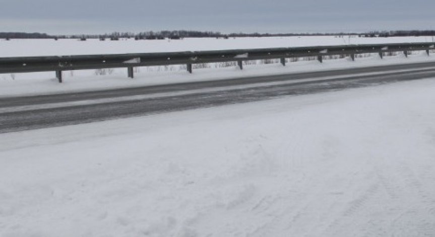 Военен камион се заби в мантинела край Мездра, пътят бил заледен и неопесъчен