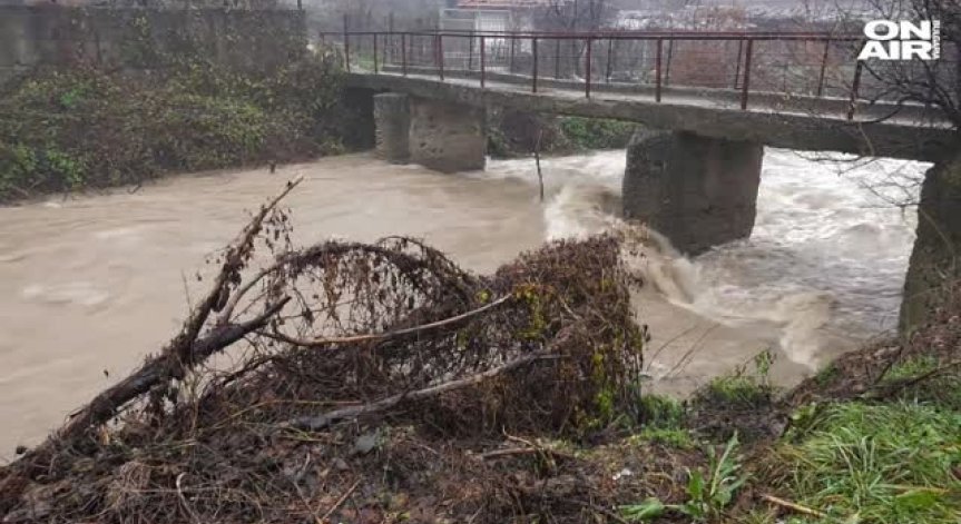 Нивото на река Берковска се е повишило драстично, има опасност от наводнения
