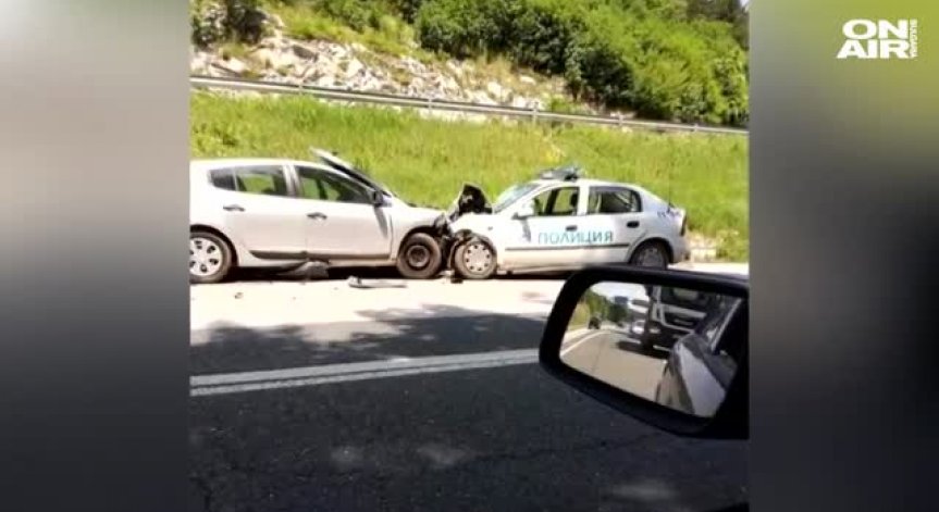 Пострадалият в катастрофа край Ябланица полицай остава в тежко състояние