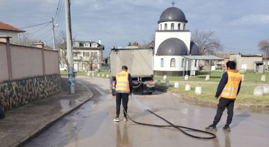 Дейност миене на улици и булеварди продължава в различни райони по график.