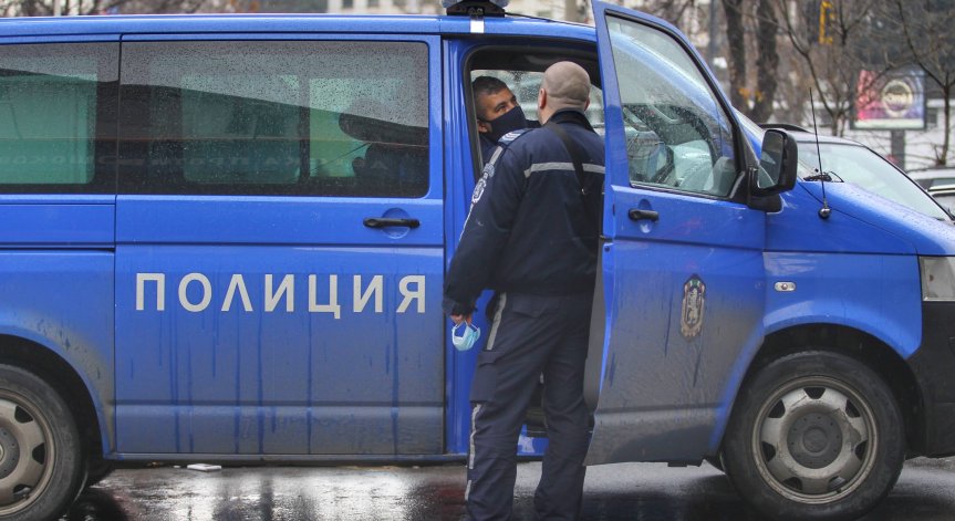 Мъж раздава шамари на жена в 