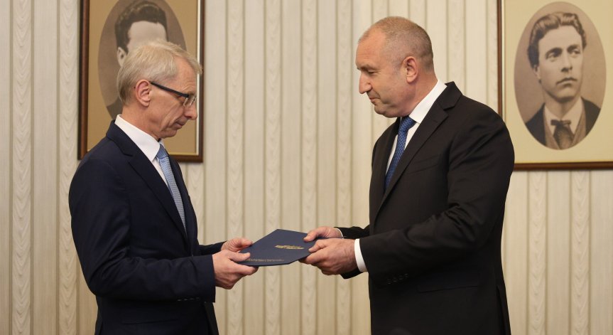 Денков върна изпълнен мандат. Радев: България има нужда от институции и политици