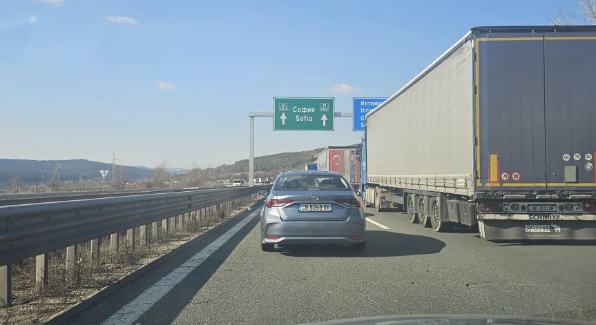 Задръстването стигна Ихтиман.