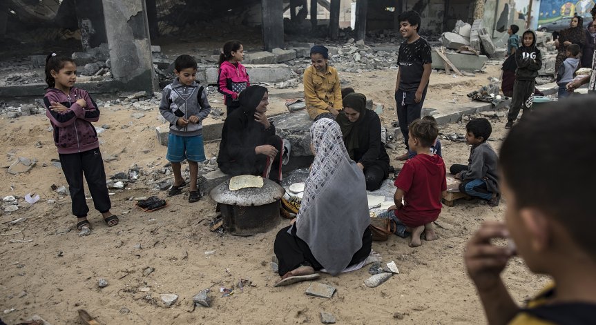 СЗО обяви ограничени паузи в боевете в Газа.