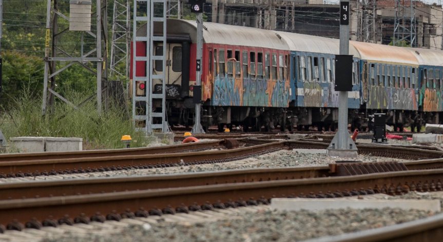 Локомотив се запали на гара в Бургас, пътниците са евакуирани