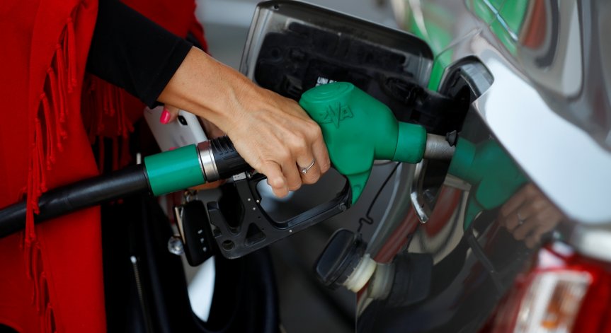 Заради притеснения около търсенето - петролът поевтинява