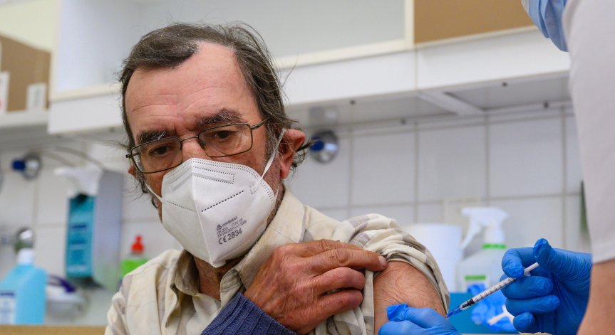 Унгария се стресна от бума на новите случаи на Ковид-19, предложи четвърта доза ваксина