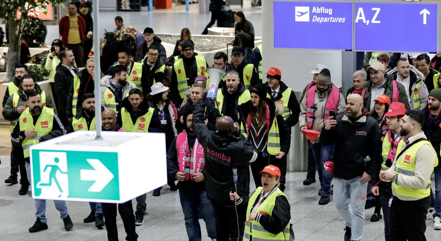 Стачка отмени стотици полети на 