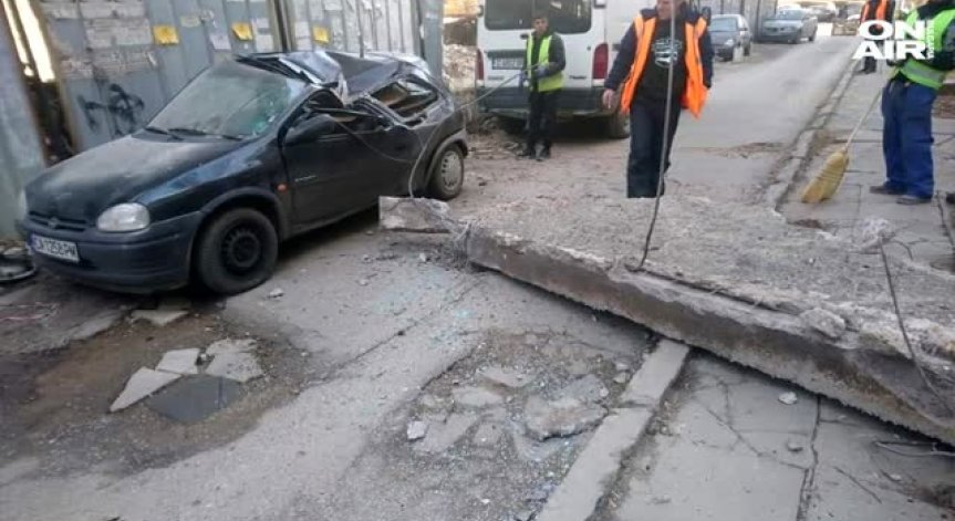 Бетонен къс падна и смачка кола в столичния квартал 