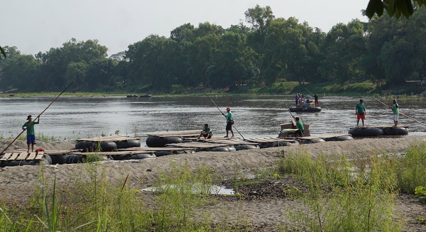 В САЩ задържат до 6000 нелегални имигранти дневно на границата с Мексико