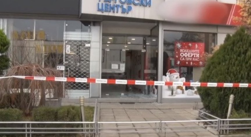 И четиримата хванати на местопрестъплението обирджии на телеком остават в ареста