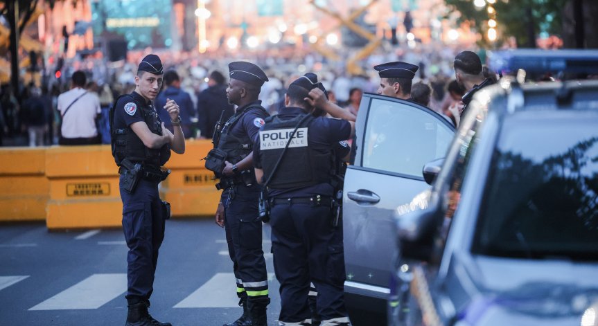 Първи присъди за безредиците във Франция, Макрон с изненадваща поява