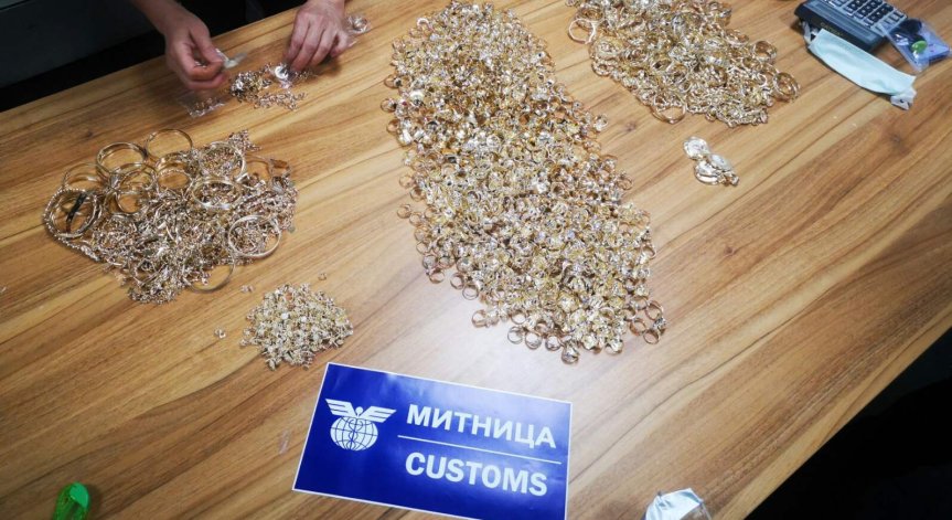 Златото е открито в лека кола.