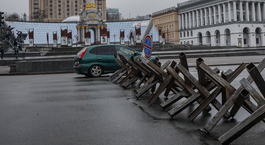 В завод в Крим ударно произвеждат противотанкови прегради