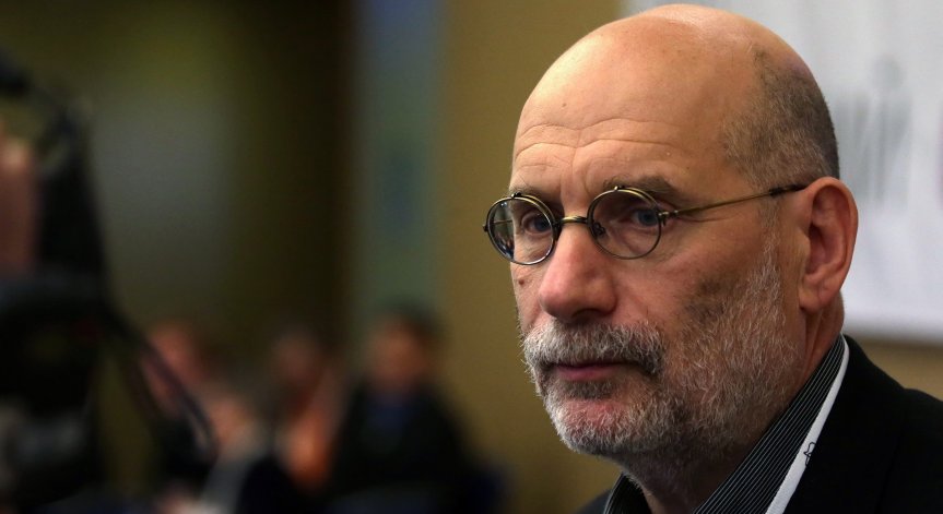 Спират продажбата на книга на критик на Путин, името му изчезва от афиши за театър