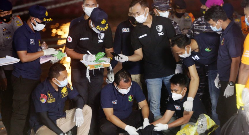 Откриха черните кутии на падналия над Джакарта самолет