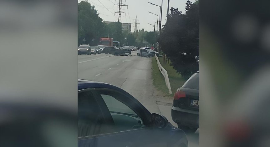 Кола блъсна челно патрулка в София, има ранени