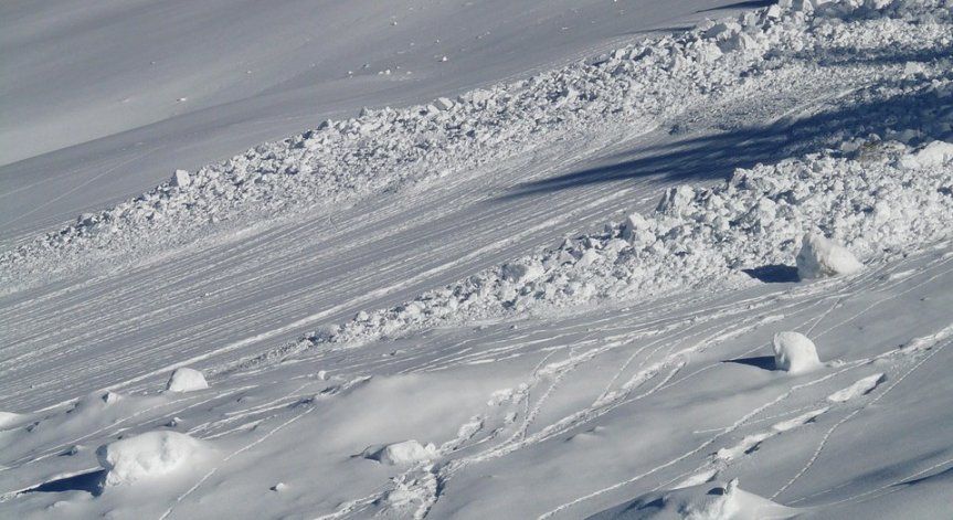 Двама души загинаха при падане на лавини в Алпите