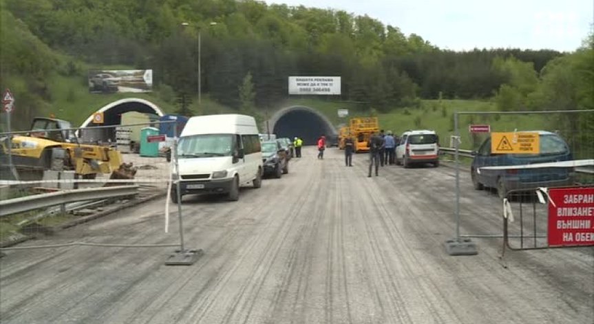 Пуснаха движението в тунел 