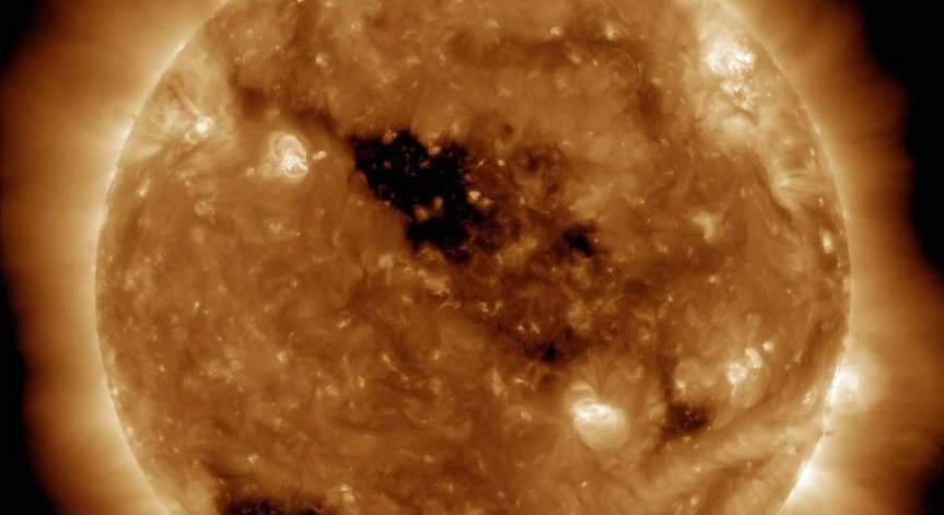 Геомагнитните бури представляват големи и резки смущения в стойностите на Земното магнитно поле.