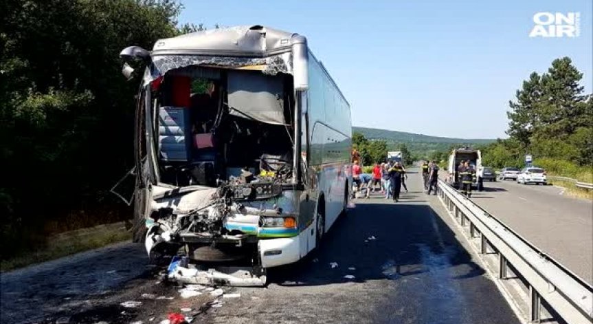 Тежка катастрофа с два автобуса на пътя Бургас-Созопол