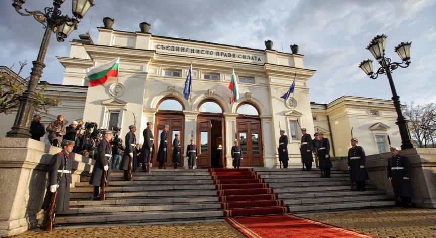 Шестима бивши военни министри настояват България да даде военна помощ на Украйна