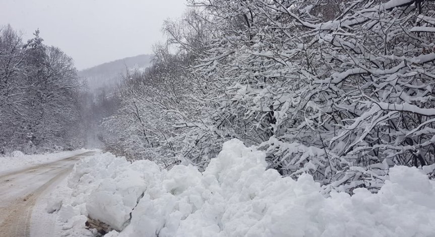 Сняг покри част от пътищата в България