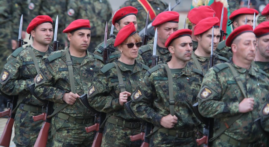 Състоянието на армията: Техника може да се закупи, но има ли достатъчно военни?