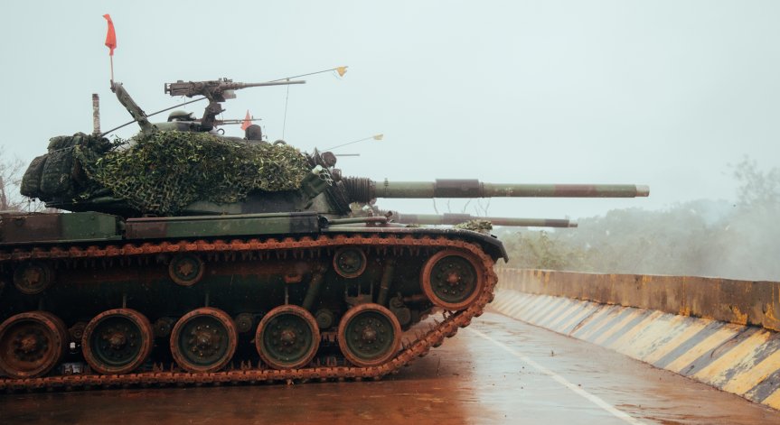 След като обеща да не напада Украйна, Русия проведе танкови маневри до границата