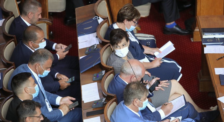 Депутатите не намалиха заплатите си