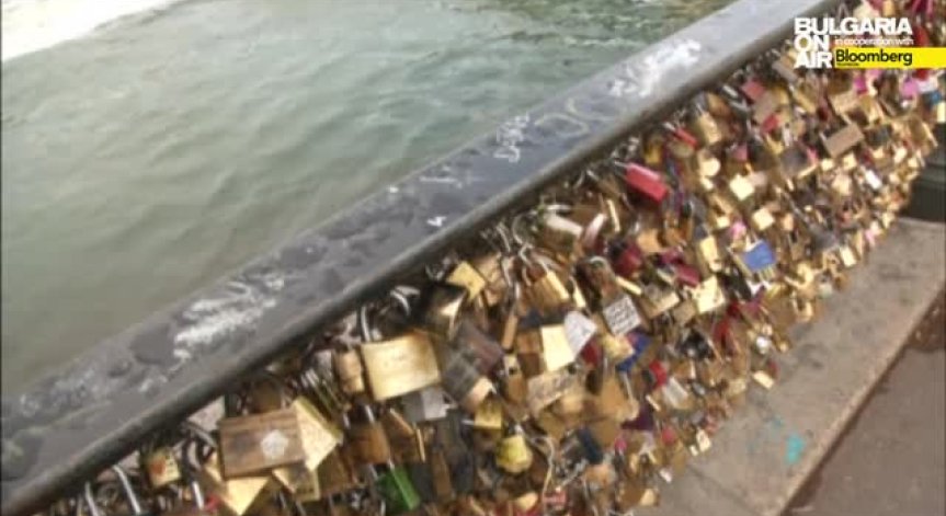 Свалят катинарите от Моста на изкуствата в Париж