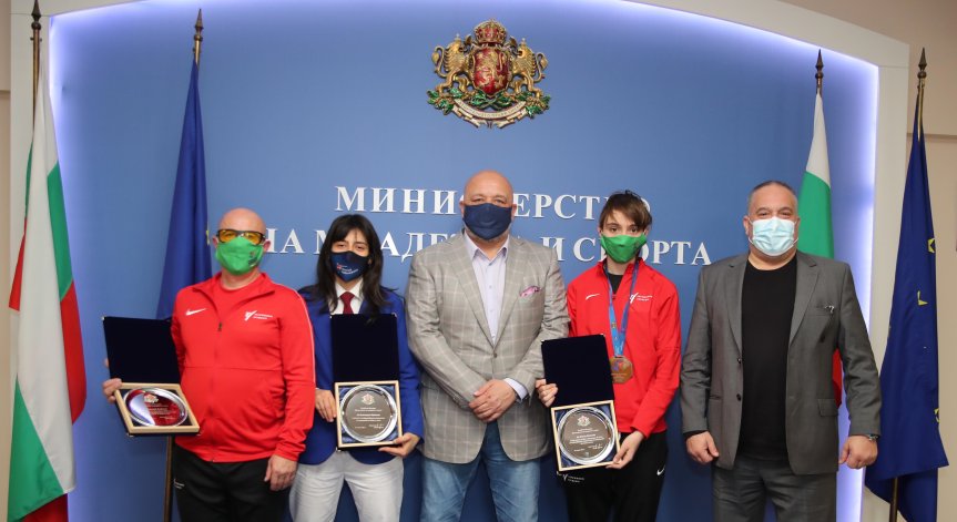 Кралев награди Илина Иванова за медала от Европейското първенство по таекуондо