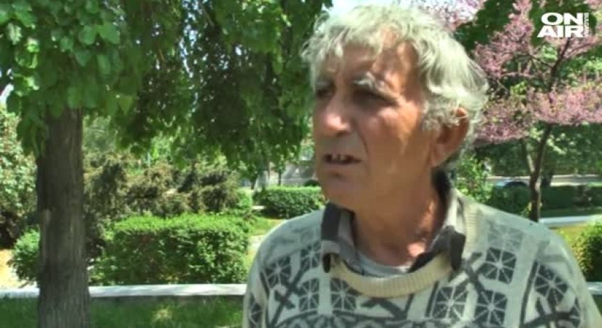 Вече месец семейство живее на улицата