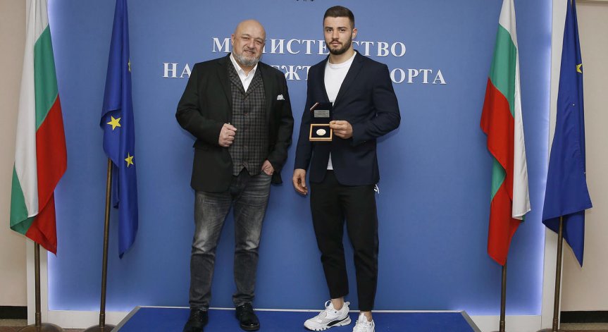 Министър Кралев награди Борис Георгиев за сребърния медал от 