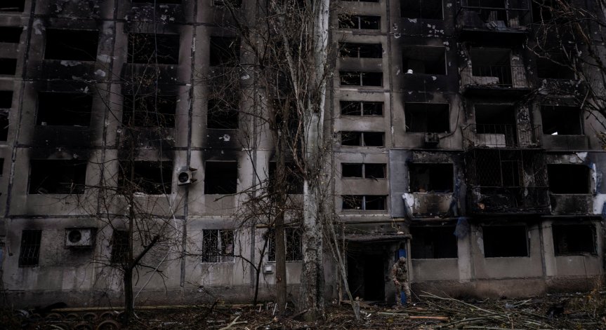 Трима души загинаха при руски удар срещу жилищни блокове в Украйна
