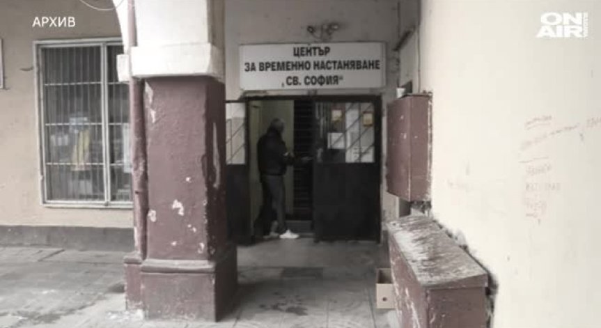 Над два часа бездомник чака линейка на студа, помагат му случайни минувачи