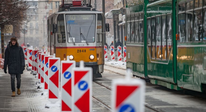 Трамваите потеглиха по още недовършената улица 