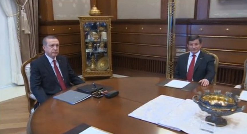 Турският президент Ердоган се срещна с премиера Давутоглу заради сваления руски Су-24