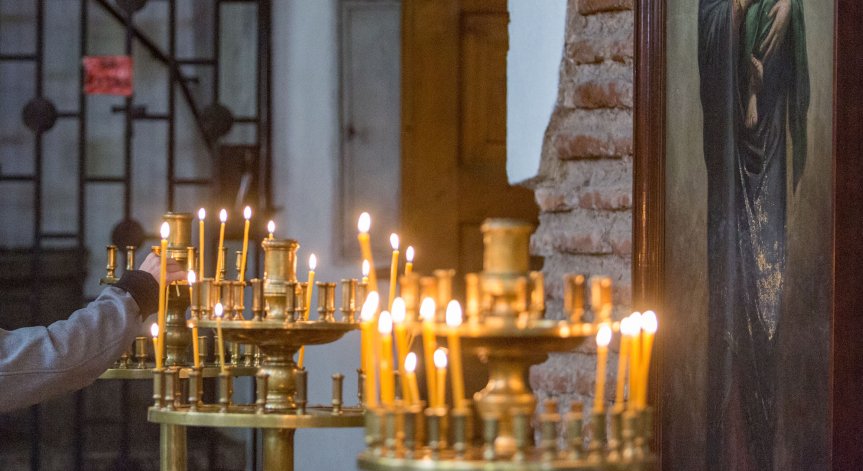 Свещеник спипа нагъл крадец в църква, рецидивистът отива на съд