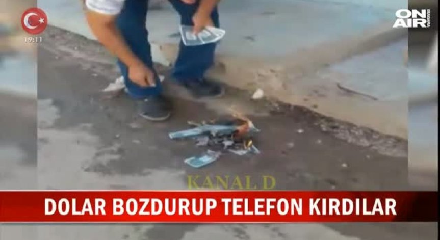 В знак на протест срещу САЩ: Турци горят долари и унищожават айфони
