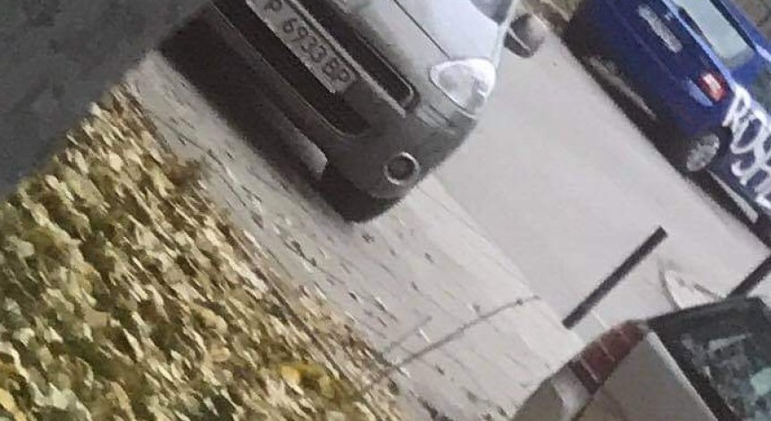 Сигнал от Русе: Редовно и нагло спират на инвалидно място пред блока