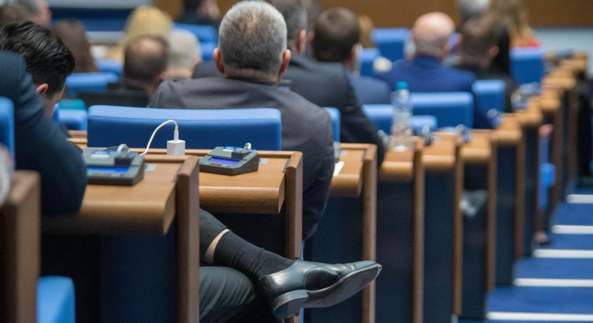 Решението на вота остава неясно.