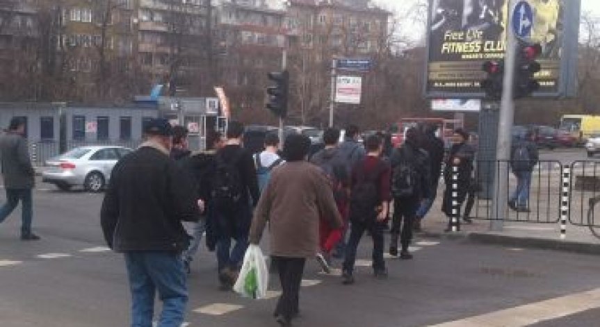 Столични полицаи следят за неправилно пресичане