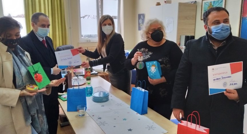 Посолството ни в Скопие зарадва с подаръци българчета и македончета