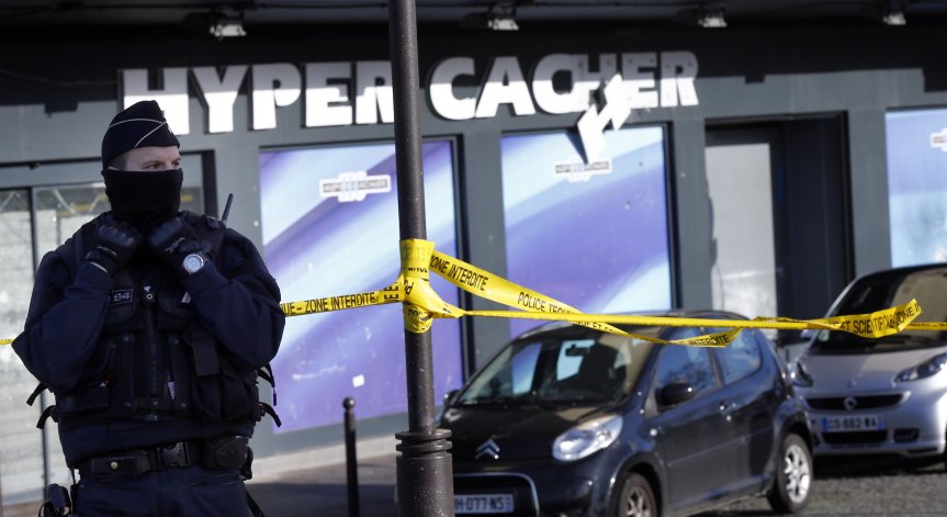 Мъж застреля трима полицаи във Франция, опитвали да помогнат на жена