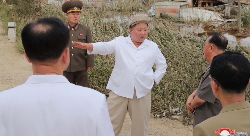 Ким Чен Ун инспектира възстановяването на наводнено село в КНДР