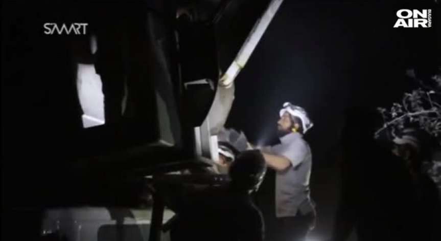 Спасиха дете от бомбардирана сграда в Алепо