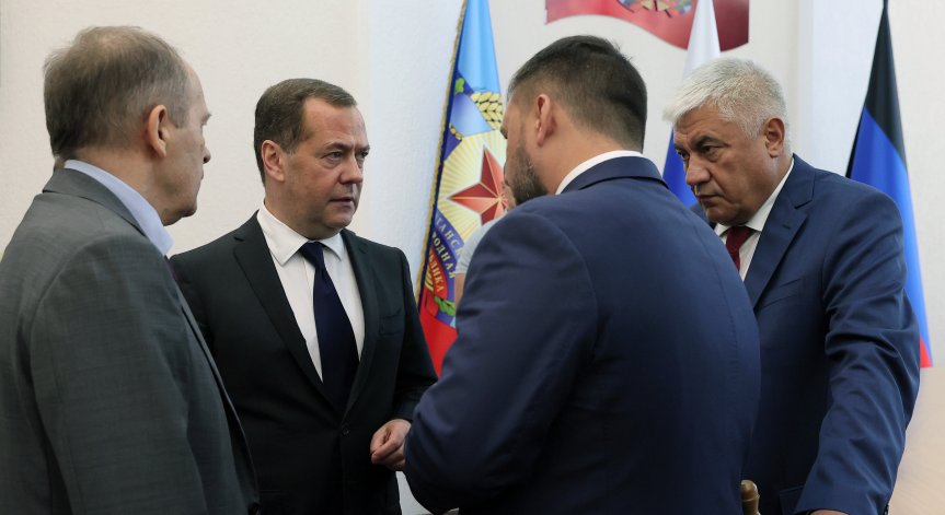 Медведев: Бъдещето на Зеленски? Трибунал или второстепенни роли в комедии
