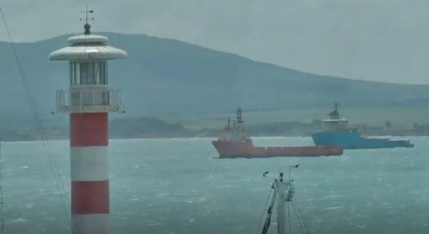 3 танкера с руски петрол пристигнаха в Бургас, плават под флага на други държави