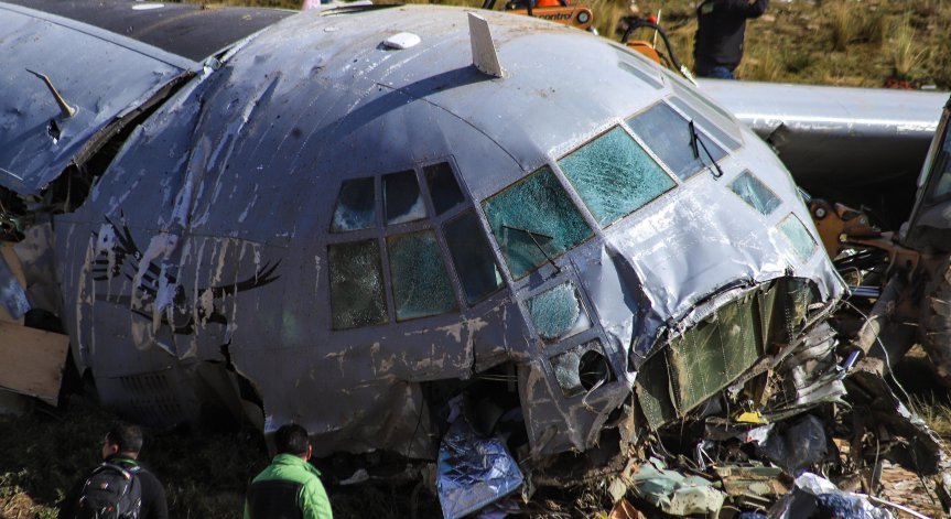 Военен самолет с над 100 души се разби в Колумбия